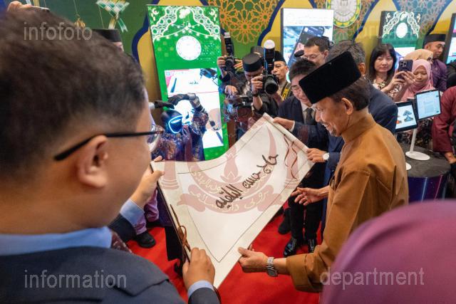 040426-AZMI-00052