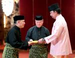 150514 MENGURNIAKAN SURAT WATIKAH PERLANTIKAN DAN MENERIMA SURAT TAULIAH PERLANTIKAN