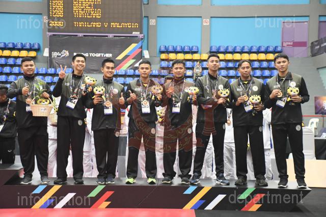 Skuad negara bergambar ramai setelah berjaya memperolehi pingat