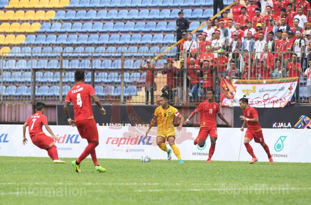 Faiq Jefri Bolkiah cuba dihadang oleh pemain lawan.JPG