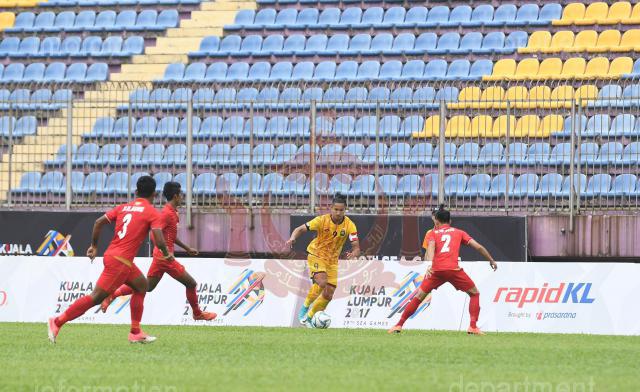 Faiq Jefri Bolkiah cuba dihadang oleh pemain pasukan Myanmar.JPG