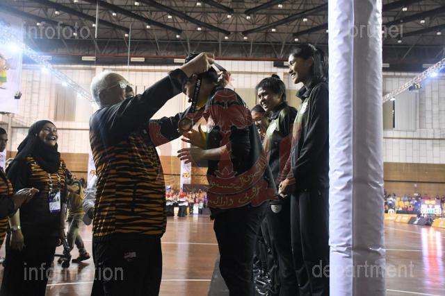 Perdana Menteri Malaysia, Dato' Sri Haji Mohammad Najib bin Tun Haji Abdul Razak semasa menyampaikan pingat kepada YTM Paduka Se