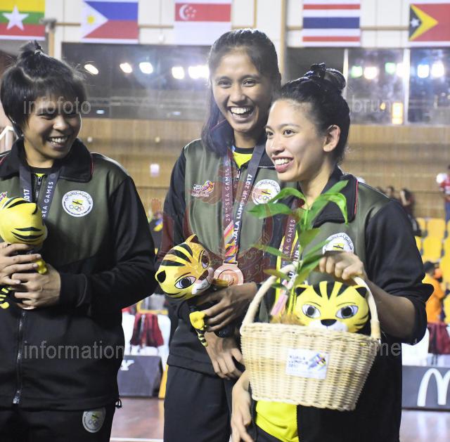 YTM Paduka Seri Pengiran Anak Puteri Fadzilah Lubabul Bolkiah setelah menerima pingat dan hadiah