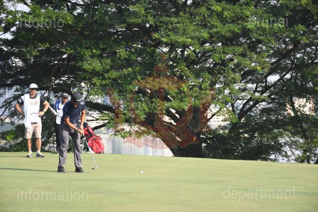 Aksi peserta golf negara semasa perlawanan tersebut